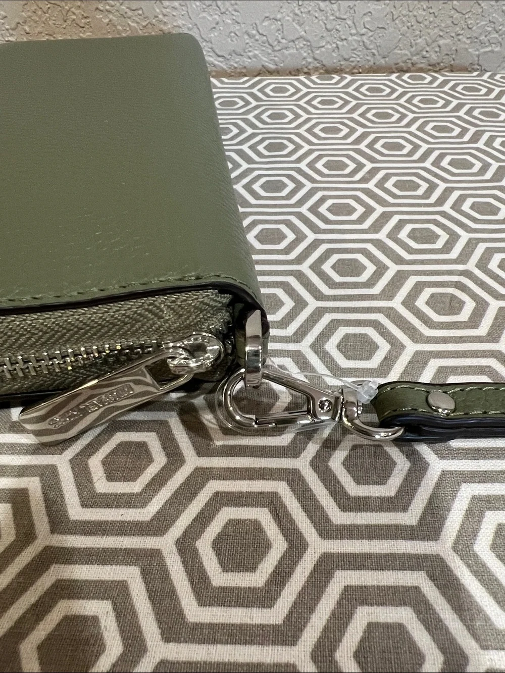 Michael Kors ARMY GREEN LG TRVL continental wallet leather w/detachable strap